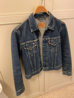 Jeansjacka  - Jättesnygg vintage jeansjacka från Levis