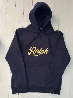 Ralph Lauren hoodie herr, storlek S  - Hej! Säljer denna riktigt schyssta hoodie från Ralph Lauren. Den är i storlek M men sitter en storlek litet och passar därför som en S. Den är endast använd någon enstaka gång och är därmed i ett nyskick. Original lappar och påse finns kvar och medföljer naturligtvis vid köp. Jag fraktar alltid snabbt! Mvh