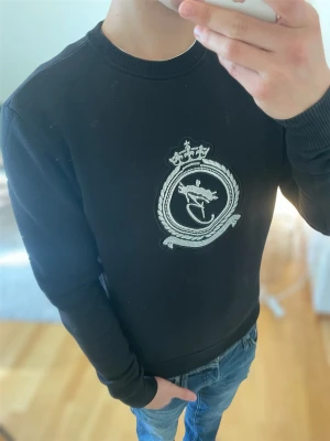 Svart tröja med broderad logga - Skick 9/10 skriv vid frågor eller funderingar!