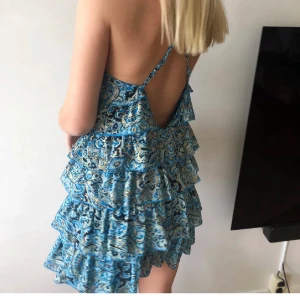 Snyggaste volangklänningen ever! - Riktigt snygg mini klänning med volanger! Mycket eftertraktad! Sommarens måste plagg i garderoben! Klänningen är i topp skick och endast använd fåtal gånger. 💕