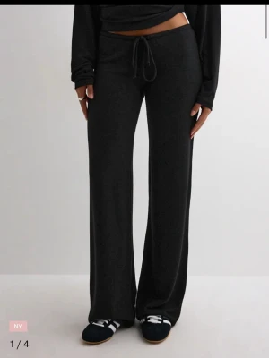  My chill pants - Byxorna är från Nelly köpte dom för 350 om du ser på sista bilden så finns det ett pute litet hål längst upp den är inuti byxorna man ser absolut inte den annars är de jättebra