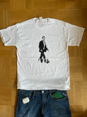 Moderaterna t-shirt  - Skit fet vit t-shirt med ett svart tryck på Ulf Kristersson som går med en hund. Perfekt inför sommaren då den är sjukt stilig.                          Helt nytt skick endast provad 💯                                 Skicka gärna vid minsta fundering😊