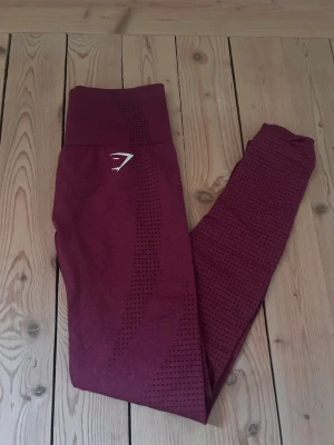 Träningstights Gymshark - Super snygga träningstights från Gymshark. Sälja på grund av stt de är för små på mig. Använda ett fåtal gånger.💕