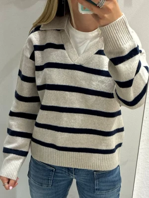 Beige stickad tröja med marinblå ränder - Stickad tröja i beige med breda marinblå ränder, jätte skönt material. Den är i bra skick men syns att den är använd. Bara att skriva om du vill ha fler bilder💕