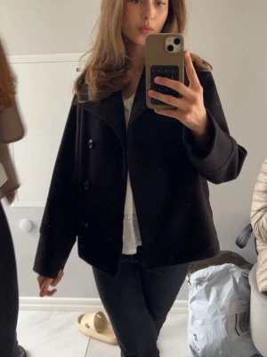 Kappa - Svart kappa med knappar. Passar till allt, perfekt inför våren. Använd under säsong men i bra skick 🩷