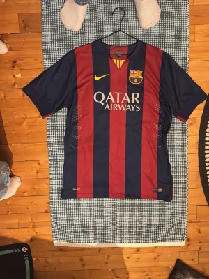 Barcelona Neymar Jr - Säljer en barcelona tröja då jag råkade beställa den i fel storlek, använd fåtal gånger, Neymar #11 på ryggen. Pris kan diskuteras!