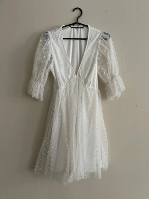 Studentklänning i XS från Ginatricot  - Säljer nu min studentklänning från Ginatricot i storlek XS. Jag har bara värt min klänning på studenten så den är näst intill oanvänd! 