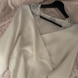 Vit ribbad tröja med spetsdetalj - Säljer en vit ribbad tröja från meet me there med snygg spetsdetalj runt halsen. Tröjan har en mjuk och skön känsla, perfekt för dig som gillar stilrena plagg med en twist. Passar dig som vill ha något enkelt men ändå unikt💞