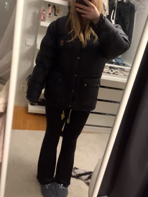 Svart dunjacka från Fjällräven - Mörkblå Fjällräven jacka i storlek XXS, jackan är dock i den större modellen så skulle säga att den passar en person som brukar ha storlek S-M. Köptes för några månader sen, den har väldigt små repor som knappt syns allt. Dock är dragkedjan ganska svår att stänga, tar typ 1-2 minuter för mig att stänga, därför jag säljer den billig💗