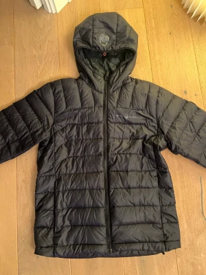 Svart link dunjacka Sail Racing  - Svart link dunjacka från Sail Racing, storlek Small i Herr. Mycket bra skick.