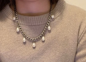 Kedjehalsband med droppformade pärlor - Snyggt halsband med droformade pärlor. Passar till allt och är helt oanvänd. Folks priser brukar vara vid 300-500 med jag säljer för endast 170kr❤️