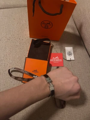 H armband - Säljer en stilren armband som skulle passa för sommaren o till varje outfit. Finns flera i lager. De ba höra av sig.