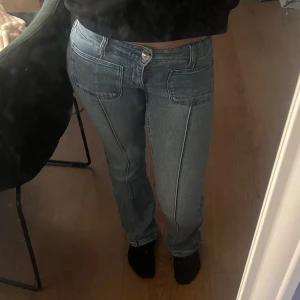 Jeans - Säljer dessa skitsnygga jeans då de inte riktigt kommer till användning längre. De är i fint skick och har inga tydliga skador. I stl 152 vilket jag skulle säga motsvarar typ xs! Skriv om ni har några frågor❣️❣️