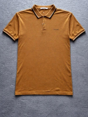 Ben Sherman Polo Shirt – Vintage British Mod Style – L - Klassisk Ben Sherman polo shirt i en varm brun ton med subtil struktur i tyget.  En tidlös piké som passar perfekt för British casual / mod inspired style.  Detaljer: • Ben Sherman • Storlek L • Vintage modell • Mycket bra skick • Klassisk polokrage med knappar • Diskret broderad logotyp  Perfekt till jeans, chinos eller under en lätt jacka för en clean British casual look.  📦 Skickas snabbt 💬 Hör gärna av dig vid frågor