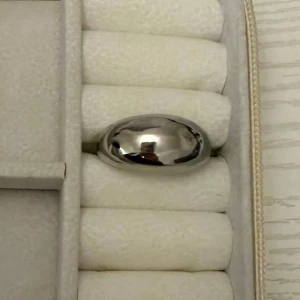 Chunky silverfärgad ring - Snygg chunky ring i silverfärgad metall med rundad, blank yta. Perfekt för dig som gillar minimalistisk och modern stil. Ringen har en bred design som verkligen syns och ger en cool statement-look.