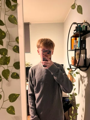 Levi's stickad tröja - Säljer en enkel och stilren grå stickad tröja från Levi's. Tröjan har rund halsringning och långa ärmar, perfekt för lager-på-lager och chill dagar. Materialet är mjukt och bekvämt, och modellen är standard fit.