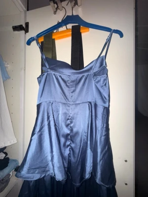 Blå satin klänning - Jättefin klänning med inbyggda shorts under kjolen😍 aldrig använd