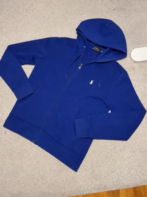 Marinblå zip från Polo Ralph Lauren - Tvättar innan jag skickar den. Köptes från Plick för 720kr för nån månad sen, men gillade inte den så säljer nu lite billigare. Skickar inom 24 timmar