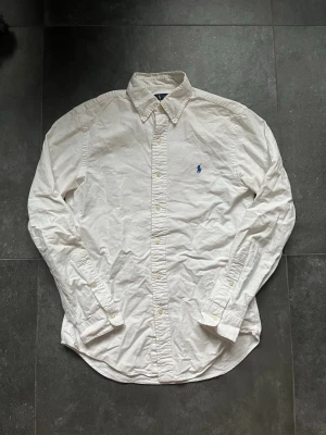 Ralph lauren skjorta  - Tjena, säljer nu denna riktigt snygga och populära Ralph lauren skjortan, den är i fint skick utan några skador, hör av er vid frågor och funderingar🙌🤝 