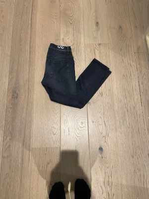 Gråsvarta dondup jeanse George  - Ett par riktigt feta dondup jeanse med tvär snygga styng på backsidan modellen George och  w30 