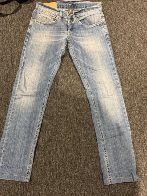 Dondup jeans - Ett par blåa feta dondup jeans.