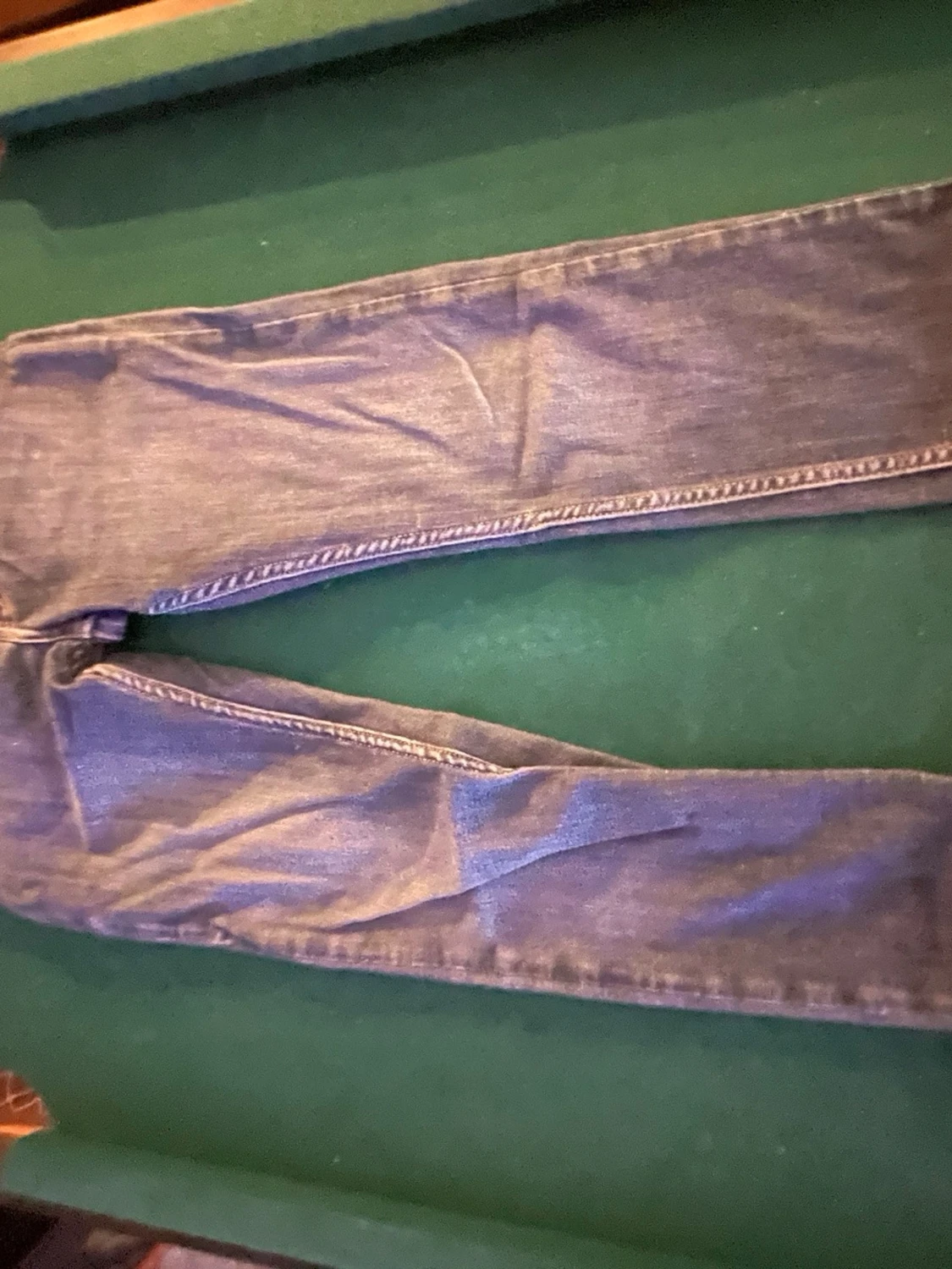 Blå raka jeans med läderpatch - 1