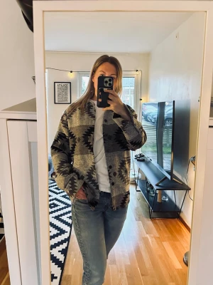 Skjortjacka Aztecmönster - Herrstrl XS, passar dam S-M beroende på hur oversized man vill ha den. Aldrig använd 