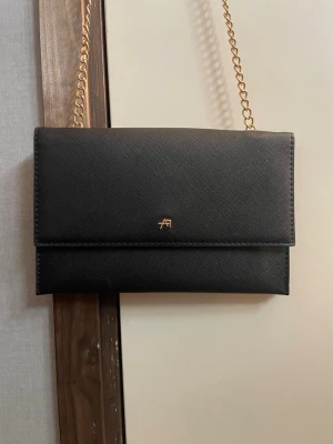 Axelremsväska  - En axelremsväska från Anna Field. Aldrig använd så i toppskick ❤️