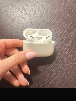 Vita Apple AirPods Pro med laddetui - jättefint skick