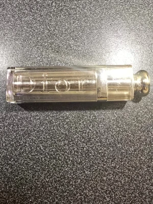 Lila läppstift från Dior no 881 fashion week  - Snyggt lila läppstift från Dior med transparent hylsa och silverdetaljer. Hylsan har en elegant design med Dior-loggan ingraverad och ett metalliskt lock. Läppstiftet har en krämig formula och ger en lyxig känsla.