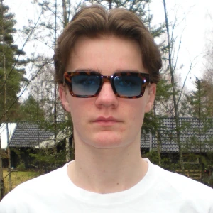 Solglasögon (Straps Of Sweden) - Helt nya solglasögon från Straps of Sweden.  Tidigare pris: 490 kr. Säljs nu till ett bättre pris då vi rensar ut samples/modeller.  • Helt nya • Stilren design • Passar de flesta ansiktsformer • Begränsat antal  Snabb leverans.  Kolla gärna vår Instagram: @strapsofsweden 