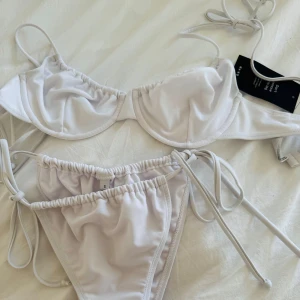 Bikini - Supersöt bikini med rosetter från nakd💌har dessvärre inte kommit till användning då den inte passar mig
