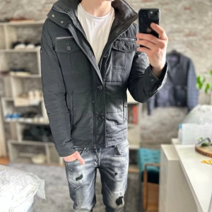 J.lindeberg Field jacket - Bra skick, inga hål eller fläckar men rätt glansig på framsidan pga användning! Storlek M sitter som M och passar dig som är mellan 178-188cm ungefär. Nypris ca 3000kr. Modellen är 185 cm, 75kg. Passar bra nu till våren! Skriv för mer information!🤝