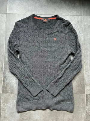 Morris tröja kabelstickad merinoull - Tjena, säljer nu denna riktigt snygga och populära Morris tröjan, den är i bra skick, lite lång på modellen som är 180 cm och väger 64 kg, slim fit, hör av er vid frågor och funderingar🙌🤝 