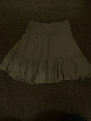 Vit vollangkjol - Jag säljer en vit vollankjol i storlek M!