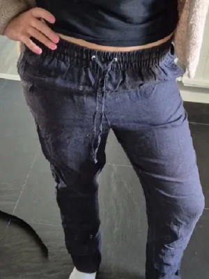 Svarta linnebyxor från H&M - Säljer ett par svarta linnebyxor från H&M ❣️ med resår i midjan och rak passform