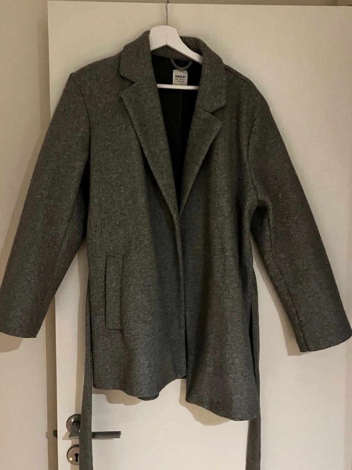 Grå kappa med bälte  - 2