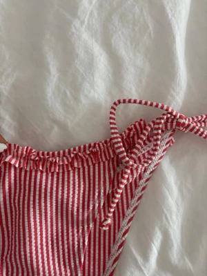 röd bikink - säljer denna HELT nya bikinin då den inte riktigt satt som jag ville. 