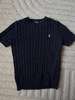 Mörkblå kabelstickad tröja Ralph lauren  - Superfin mörkblå kabelstickad tröja av Polo Ralph Lauren. Säljer då jag inte använder den längre. Priset står självklart inte i sten, utan jag har förståelse över om det blir mycket att betala med frakten så tveka inte över att skicka ett prisförslag!