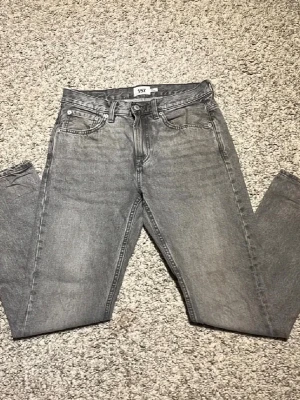 Grå raka jeans från 157 - Säljer ett par grå jeans från 157 med rak passform. För stora för mig