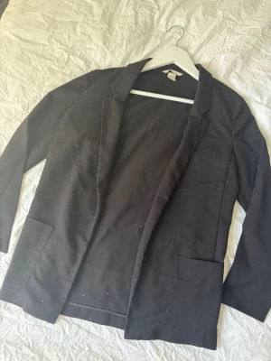 Svart blazer/kavaj - Svart tunn blazer/kavaj från h&m ✨ snyggt plagg som kan lyfta en outfit! 