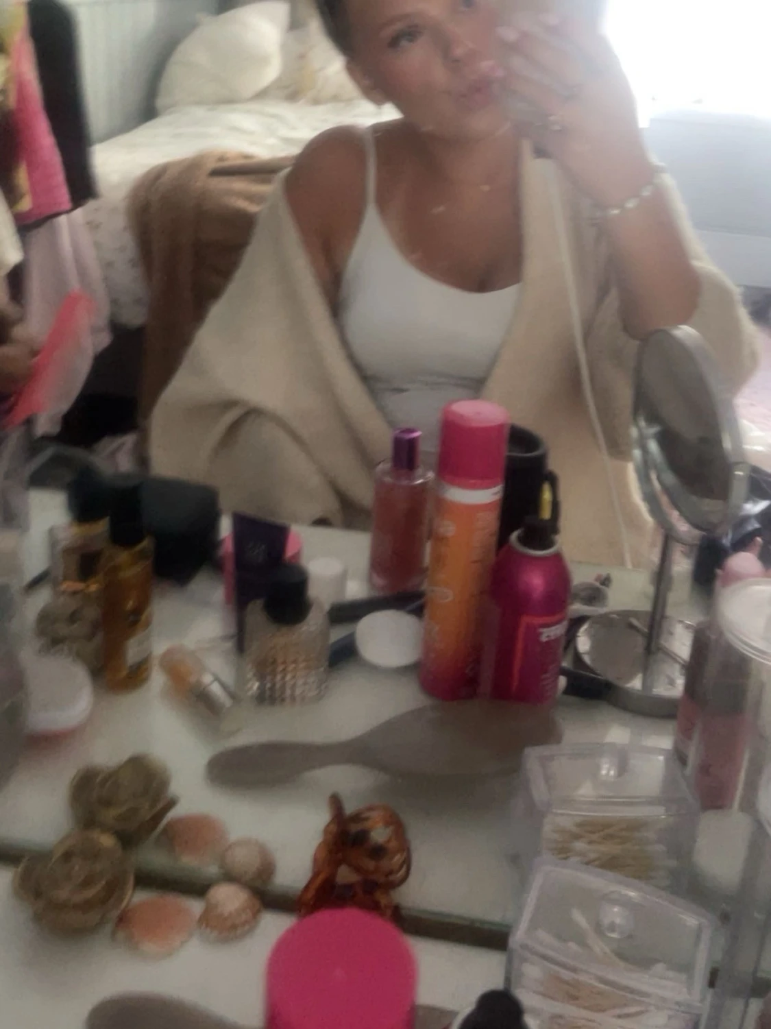 Beige fluffig kofta med v-ringning - 1