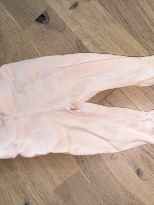 Ljusrosa babystrumpbyxor H&M - Ljusrosa babystrumpbyxor H&M Säljer ett par ljusrosa strumpbyxor från H&M i mjuk ekologisk bomull. Perfekta för små barn, med bekväm passform och stretchigt material. Passar till storlek 56 och är tillverkade i Indien.