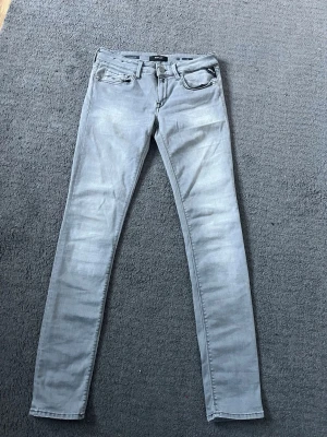 Grå Replay jeans med raka ben - Gråa replay jeans perfekt för dig som är inne i Grish stilen. Dessa jeans är aldrig använda helt nya eftersom att dem är försmå