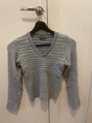 Grå ribbstickad tröja med V-ringning - Bra passform 