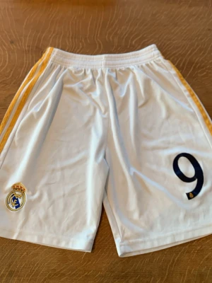 Real Madrid shorts mbappé - Fläckar finns