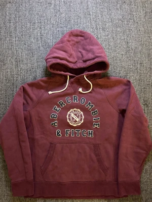 Abercrombie & Fitch hoodie (L~sällsynt) - Säljer en sällsynt Abercrombie & fitch hoodie.       | st L | passar perfekt nu till våren | skick 9/10 | vintage 2000’s modell | kan även gå ner i pris vid snabb affär! Frågor och funderingar skriv direkt 😊 
