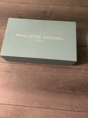 Blå Philippe Model sneakers - Snygga blå sneakers från Philippe Model Paris med unikt sliten look. Skorna har lågt skaft, klassisk snörning och är tillverkade i läder. Perfekta för dig som vill sticka ut med en cool och trendig stil. Ny pris 2799 från mertchsweden