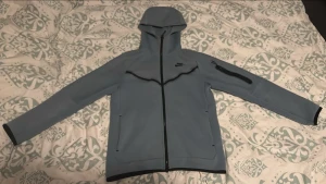 Blå Nike Tech Hoodie - Storlek M men passar Storlek S.