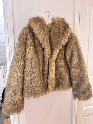 Brun pälsjacka  - Så lyxig pälsjacka i snyggaste färgen!